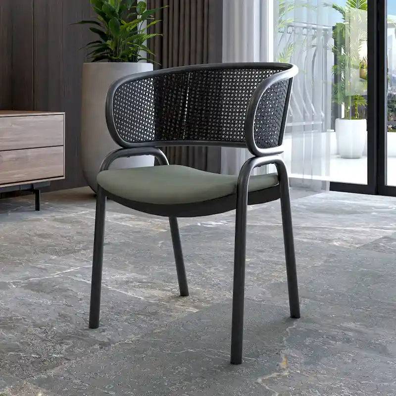 Chaise de salle à manger moderne capitonnée avec dossier en rotin et pieds en fer noir