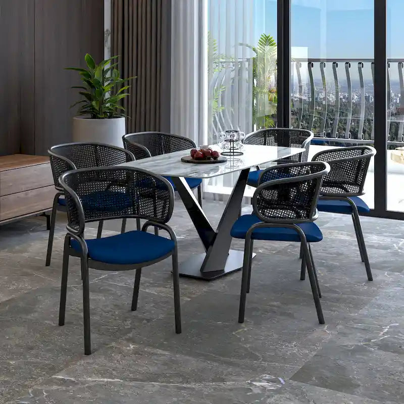 Chaise de salle à manger moderne capitonnée avec dossier en rotin et pieds en fer noir