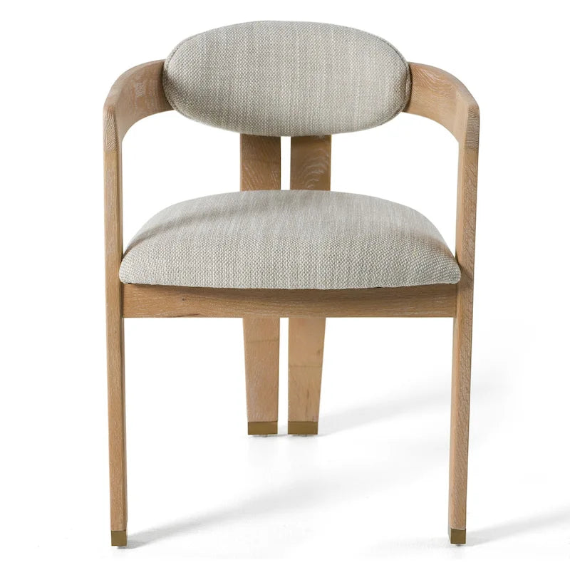 Chaise de salle à manger capitonnée blanc cassé avec structure en chêne blanchi et embouts de pieds en laiton