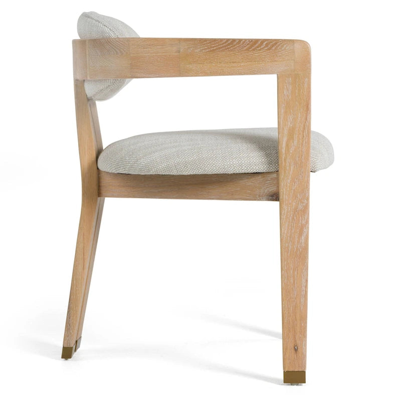 Chaise de salle à manger capitonnée blanc cassé avec structure en chêne blanchi et embouts de pieds en laiton