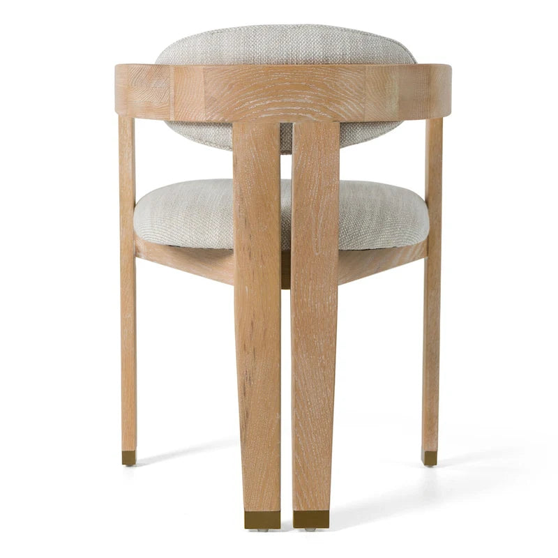 Chaise de salle à manger capitonnée blanc cassé avec structure en chêne blanchi et embouts de pieds en laiton