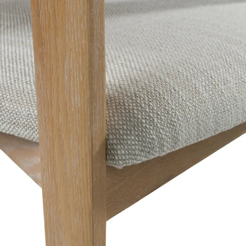 Chaise de salle à manger capitonnée blanc cassé avec structure en chêne blanchi et embouts de pieds en laiton